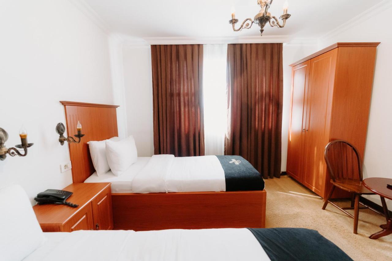 Golden Hotel Pristina Extérieur photo